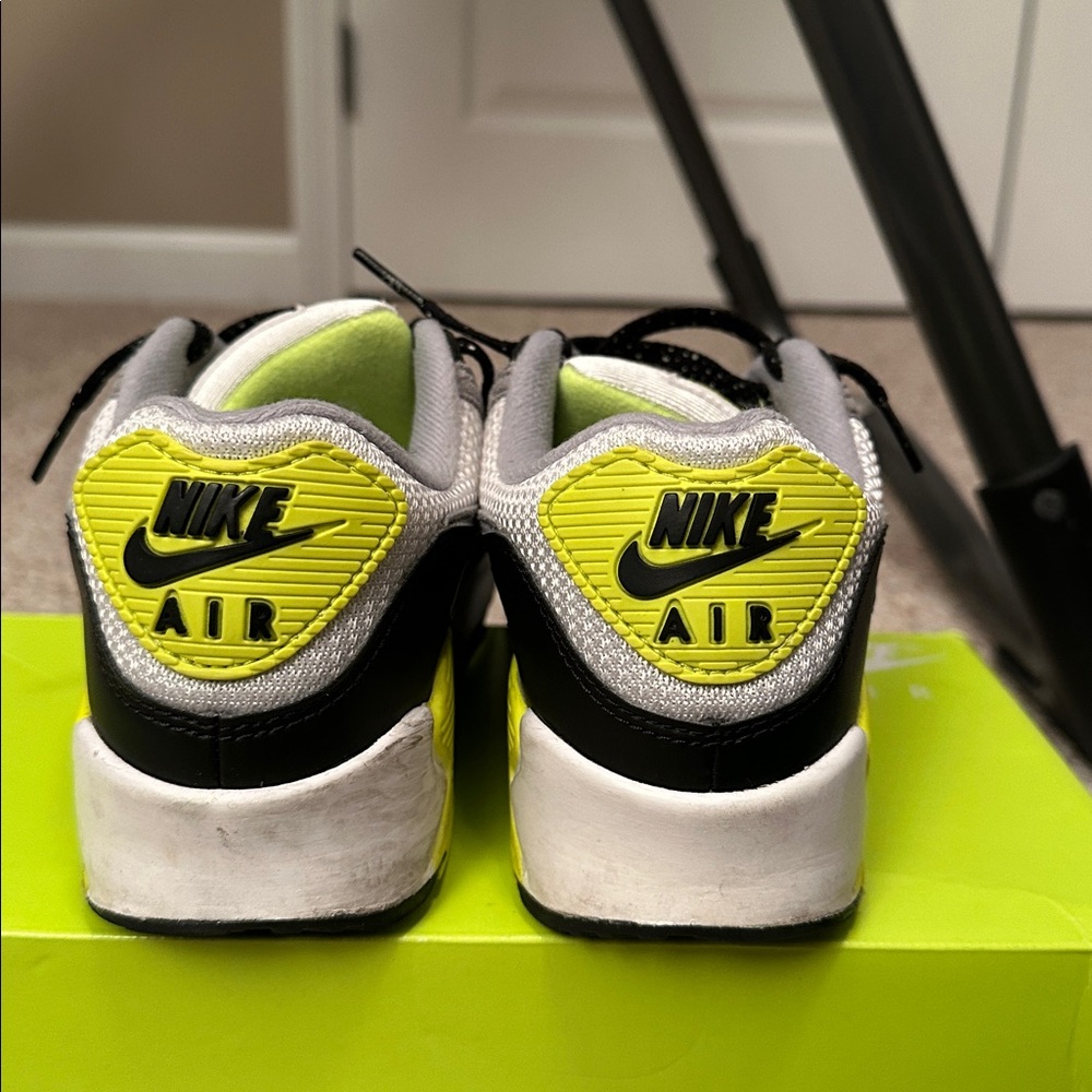Used Women’s Air Max 90 - Picture 6 of 10